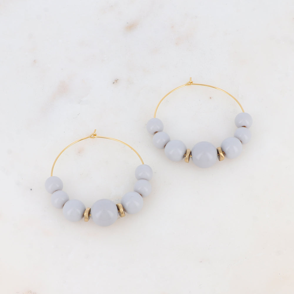 Créoles avec 7 perles en résine Diamètre : 4,5 cm.