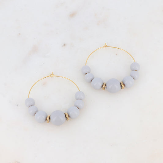Créoles avec 7 perles en résine Diamètre : 4,5 cm.