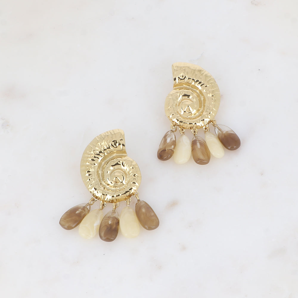 Boucles pendantes - coquillage escargot avec 5 perles gouttes acétates beiges 38x60 mm