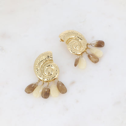 Boucles pendantes - coquillage escargot avec 5 perles gouttes acétates beiges 38x60 mm
