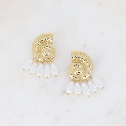 Boucles pendantes - coquillage escargot avec 5 perles gouttes acétates blanches 38x60 mm