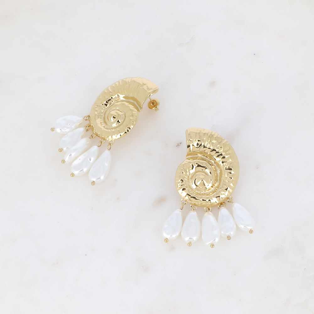 Boucles pendantes - coquillage escargot avec 5 perles gouttes acétates blanches 38x60 mm
