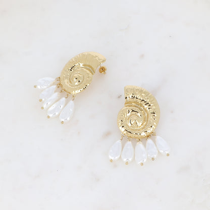 Boucles pendantes - coquillage escargot avec 5 perles gouttes acétates blanches 38x60 mm