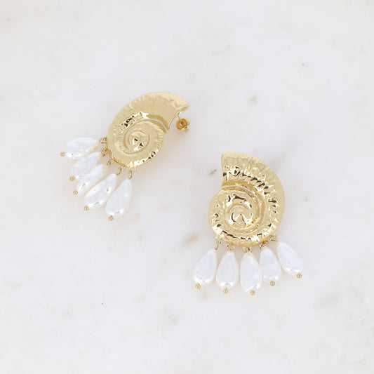 Boucles pendantes - coquillage escargot avec 5 perles gouttes acétates blanches 38x60 mm