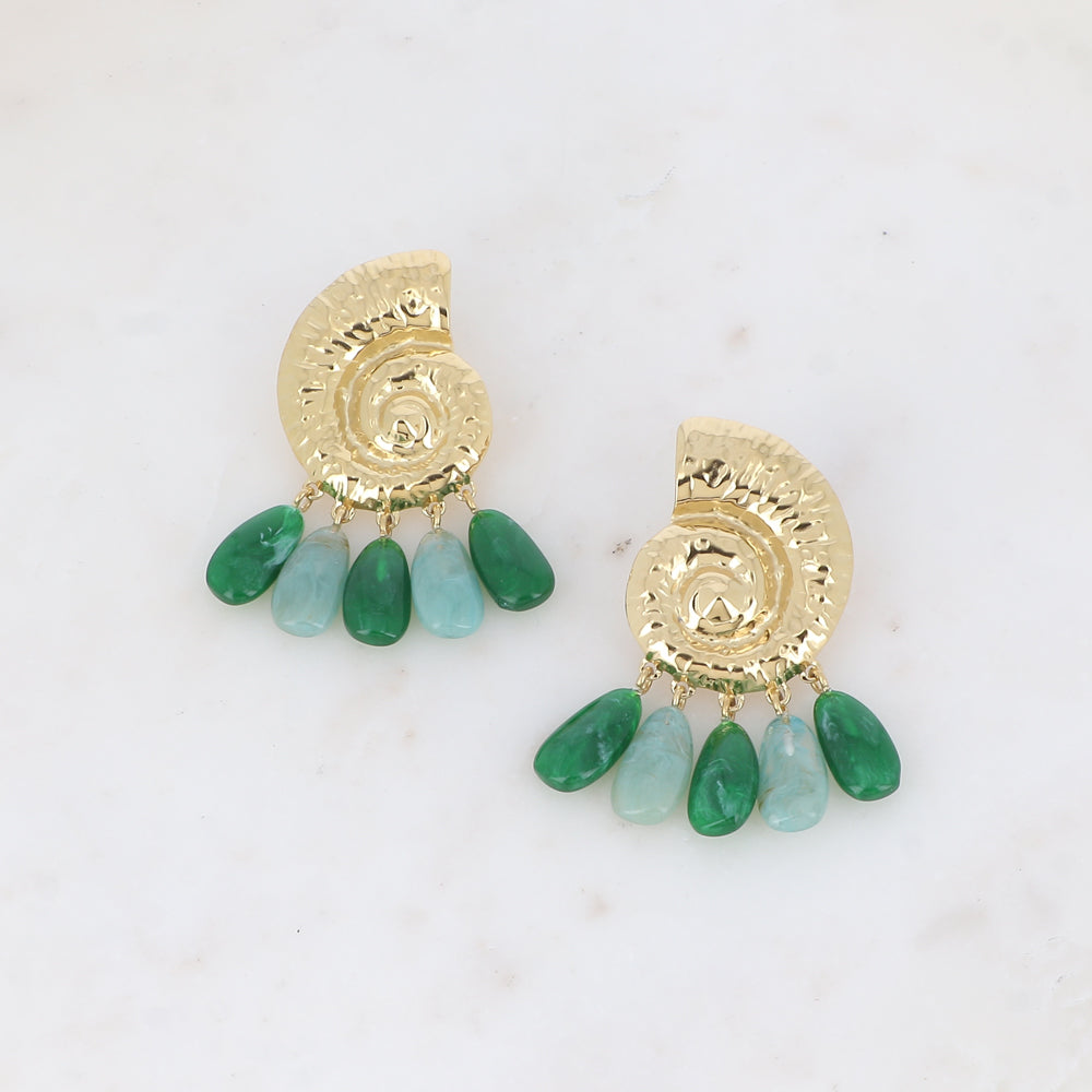Boucles pendantes - coquillage escargot avec 5 perles gouttes acétates vertes 38x60 mm