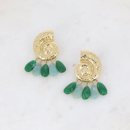 Boucles pendantes - coquillage escargot avec 5 perles gouttes acétates vertes 38x60 mm