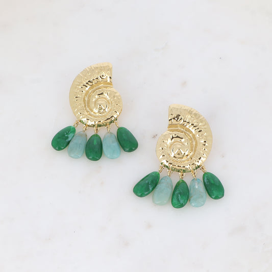 Boucles pendantes - coquillage escargot avec 5 perles gouttes acétates vertes 38x60 mm