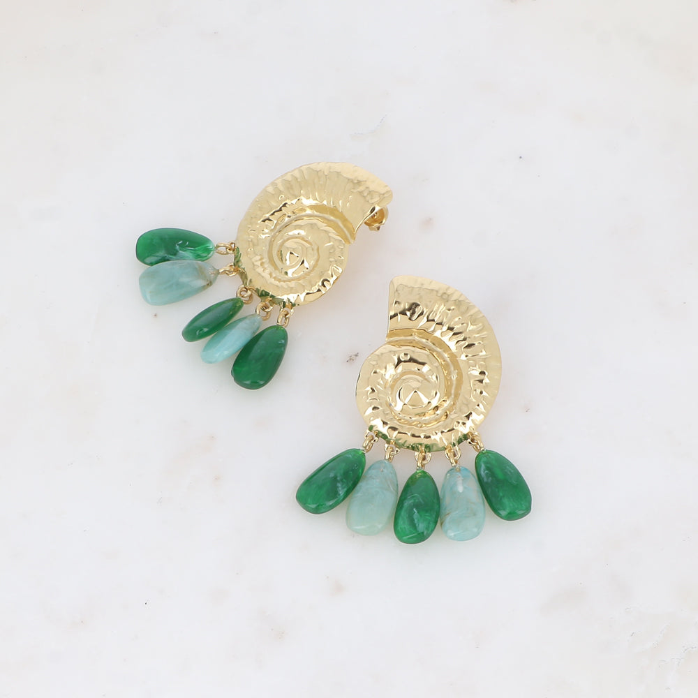 Boucles pendantes - coquillage escargot avec 5 perles gouttes acétates vertes 38x60 mm
