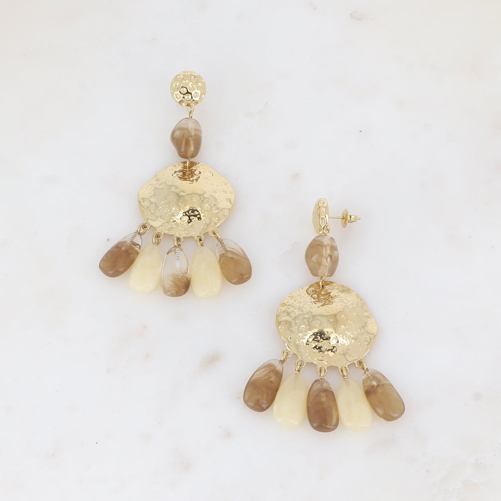 Boucles pendantes - pièces texturées et perles en acétate beige 35x83 mm