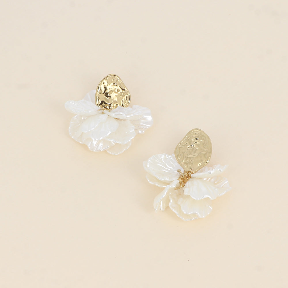Boucles pendantes - pièces style pétales en résine blanche nacrée 40x50 mm