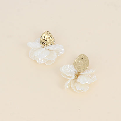 Boucles pendantes - pièces style pétales en résine blanche nacrée 40x50 mm