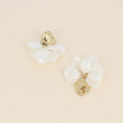 Boucles pendantes - pièces style pétales en résine blanche nacrée 40x50 mm