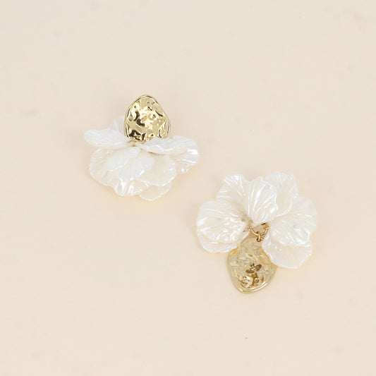Boucles pendantes - pièces style pétales en résine blanche nacrée 40x50 mm