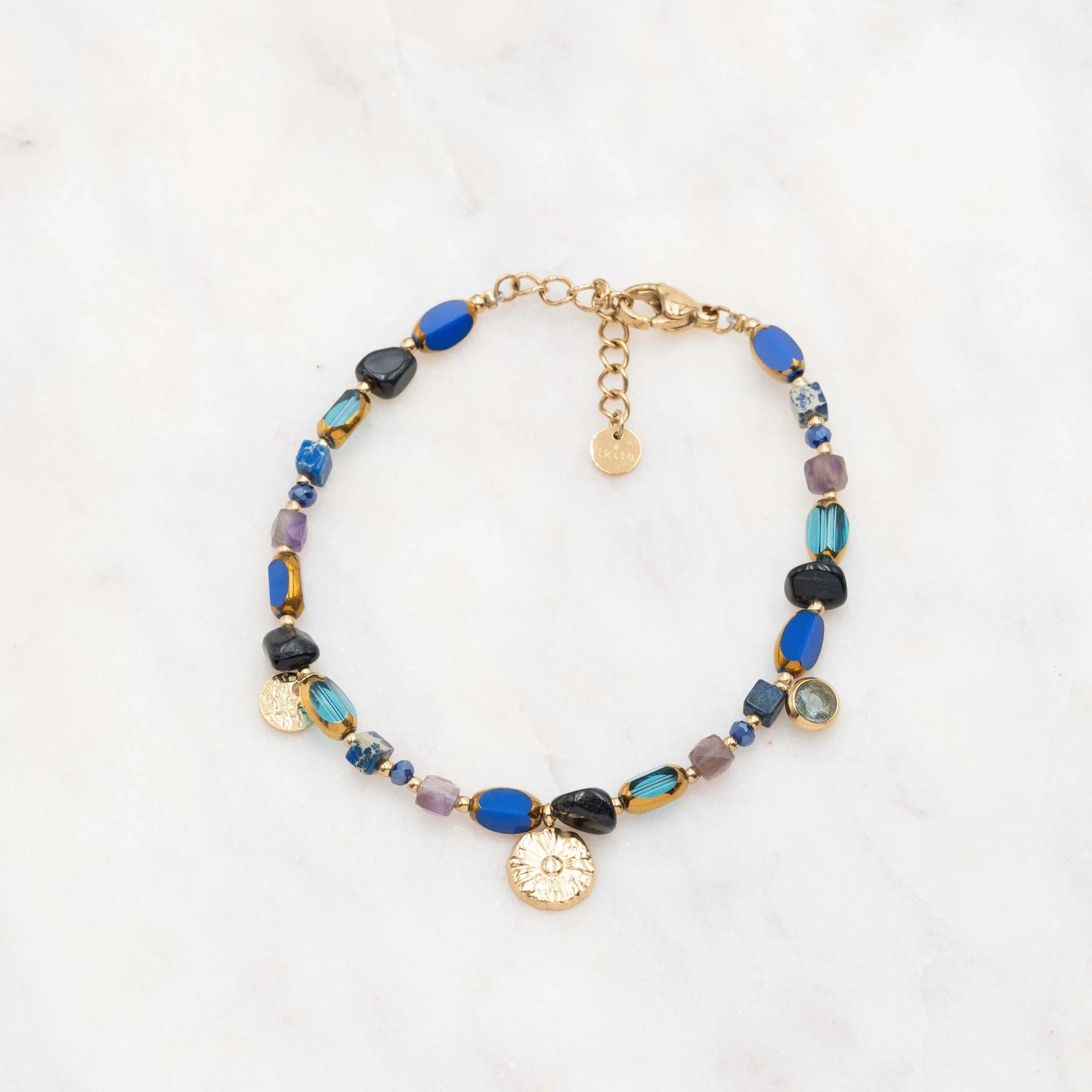 Bracelet avec pierre naturelle, perles émaillées, pastilles martelées, fleur et zirconium