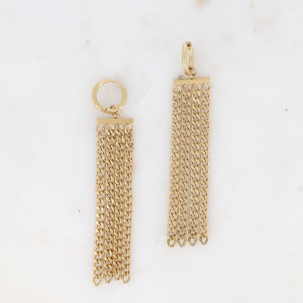 Créoles avec 4 chaînes tombantes Diamètre créoles : 1,4 cm. Longueur de chaîne : 6 cm. Epaisseur de chaîne: 0,4 cm