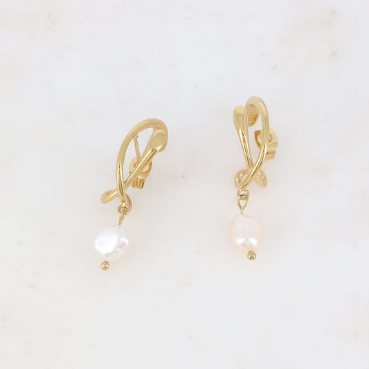 Créoles à puce 2 rangs croisés pendantes avec perle d'eau douce 1,3 x 3,9 cm.