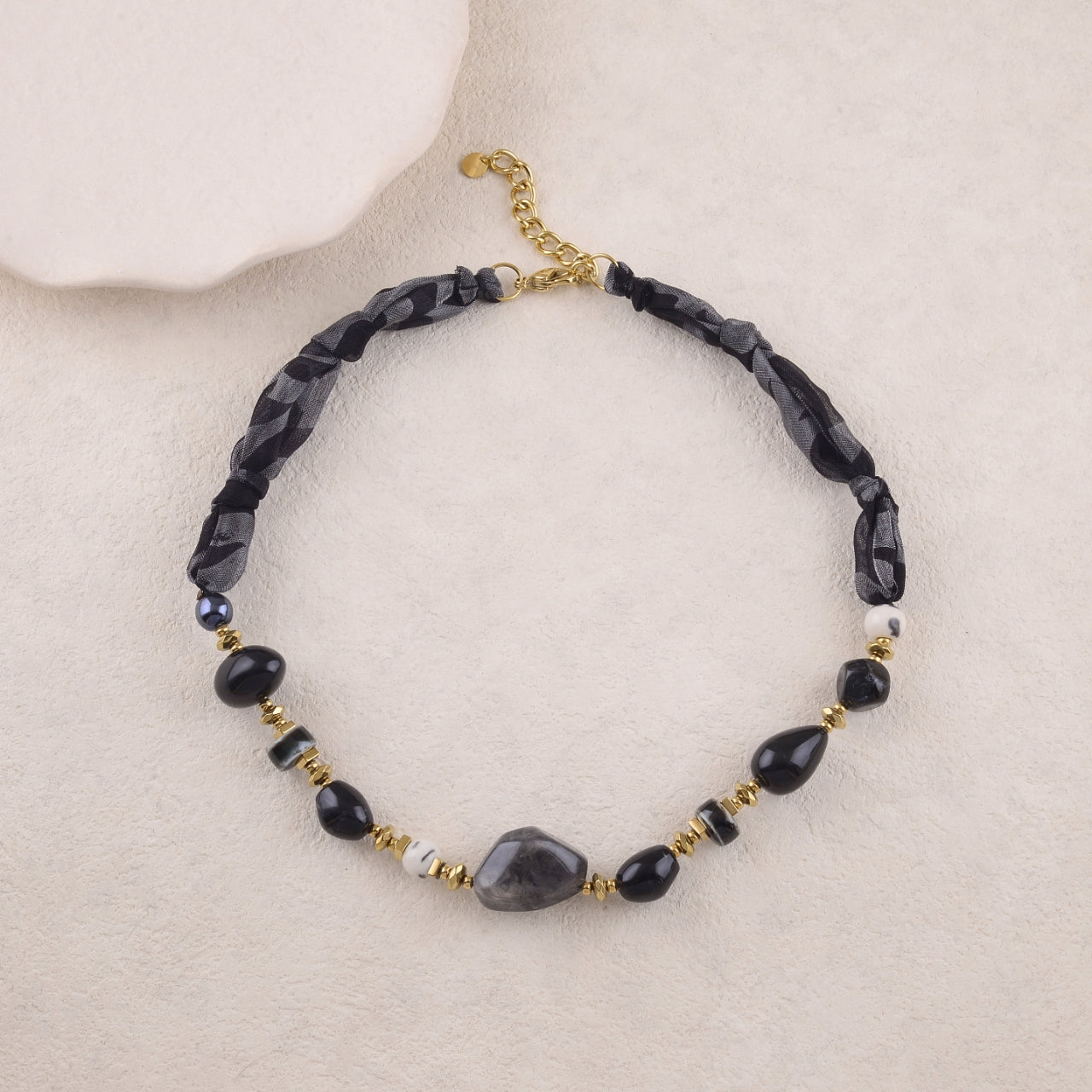 Collier en tissu avec perles en résine, perles en céramique (43+5CM)