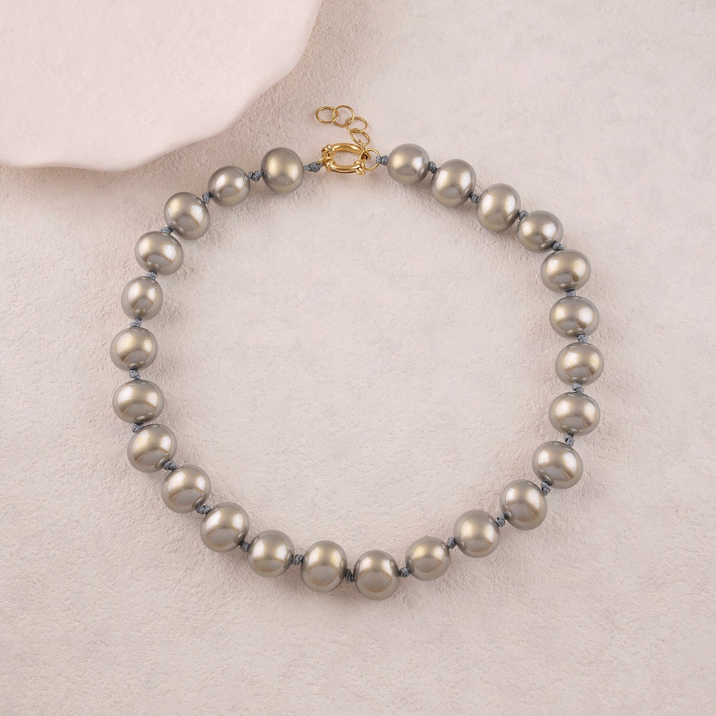 Collier avec perles en résine effet nacré 40+5 cm