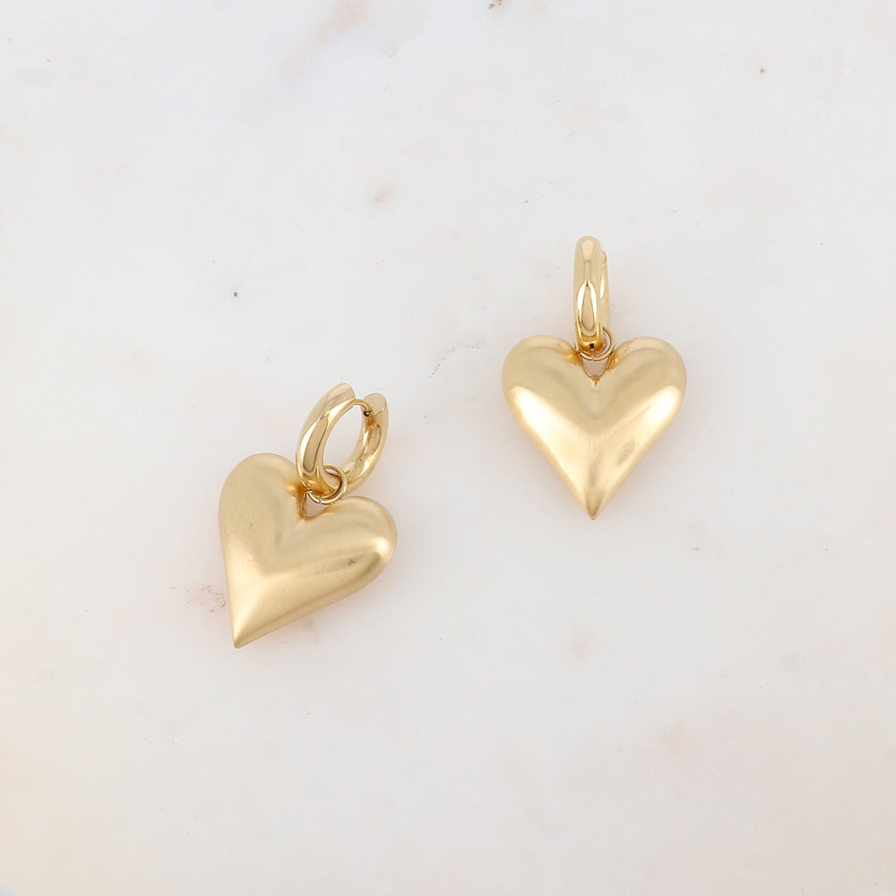 Créoles avec cœur effet brossé 2,7 x 4 cm.