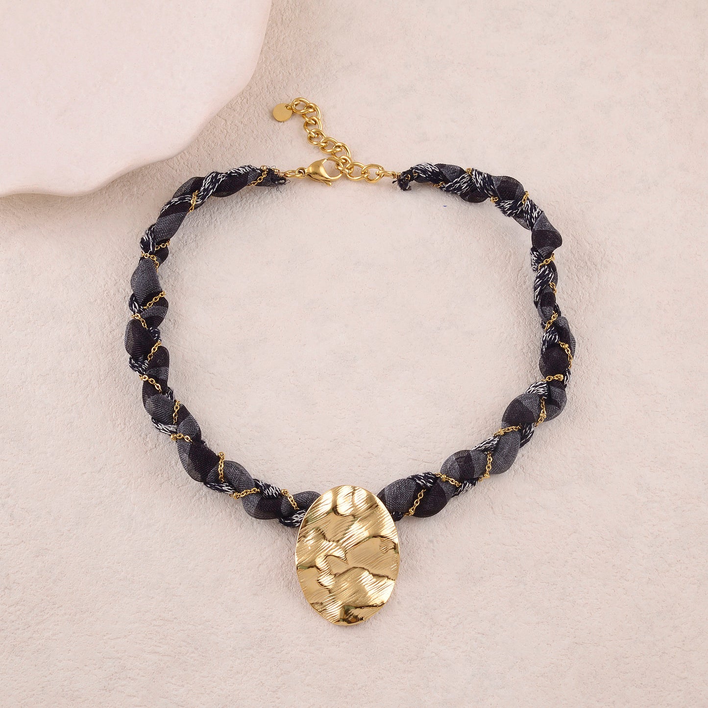 Collier en tissu avec chaîne et pièces ovale ondulée texturée (40+5CM)