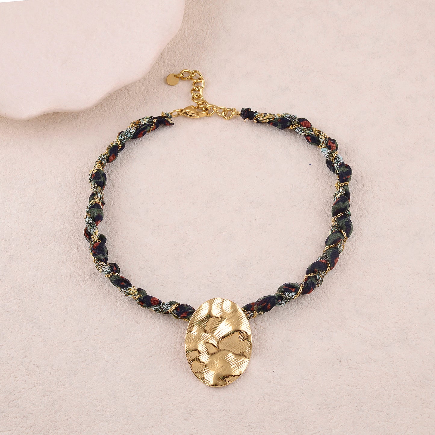 Collier en tissu avec chaîne et pièces ovale ondulée texturée (40+5CM)