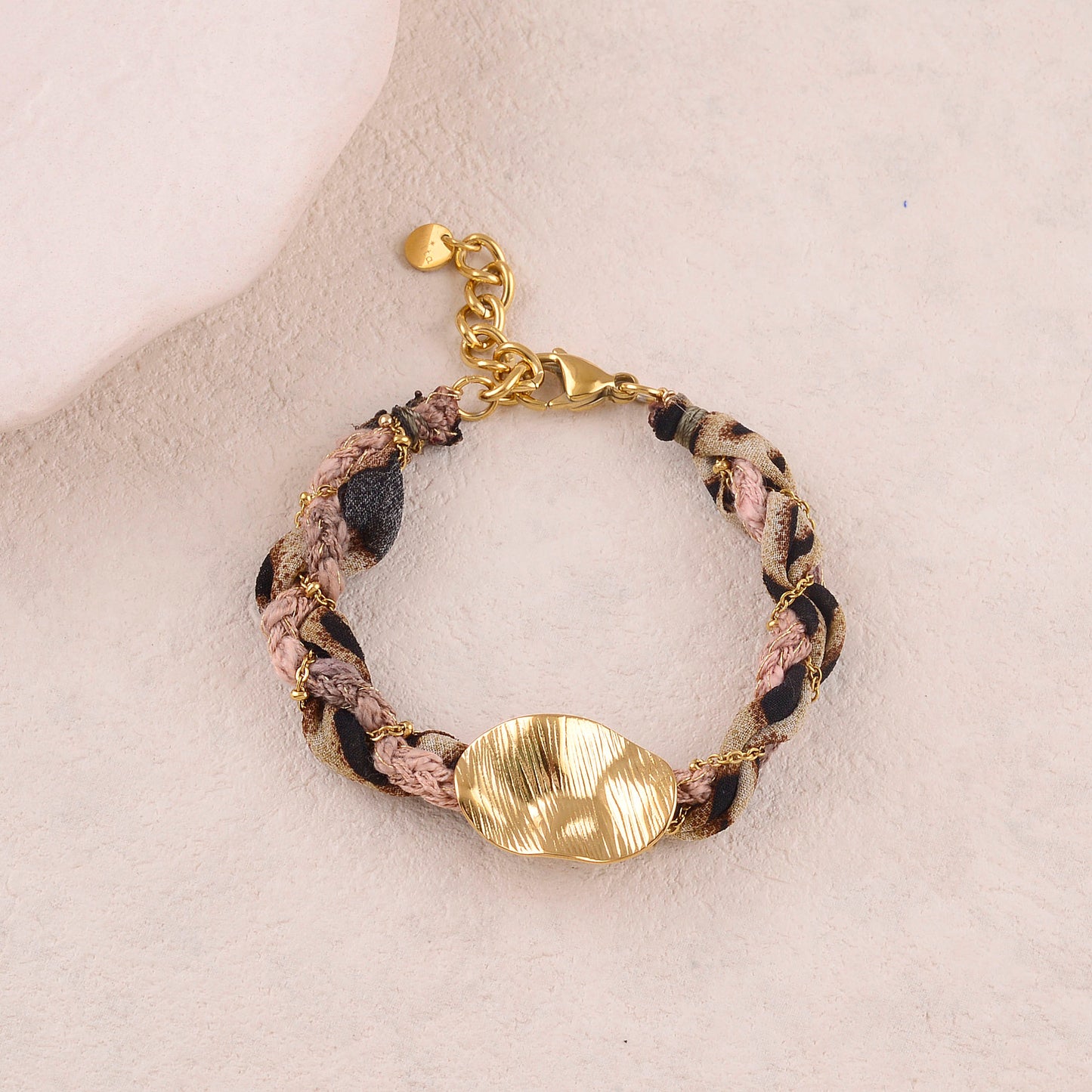 Bracelet en tissu avec chaîne et pièces ovale ondulée texturée