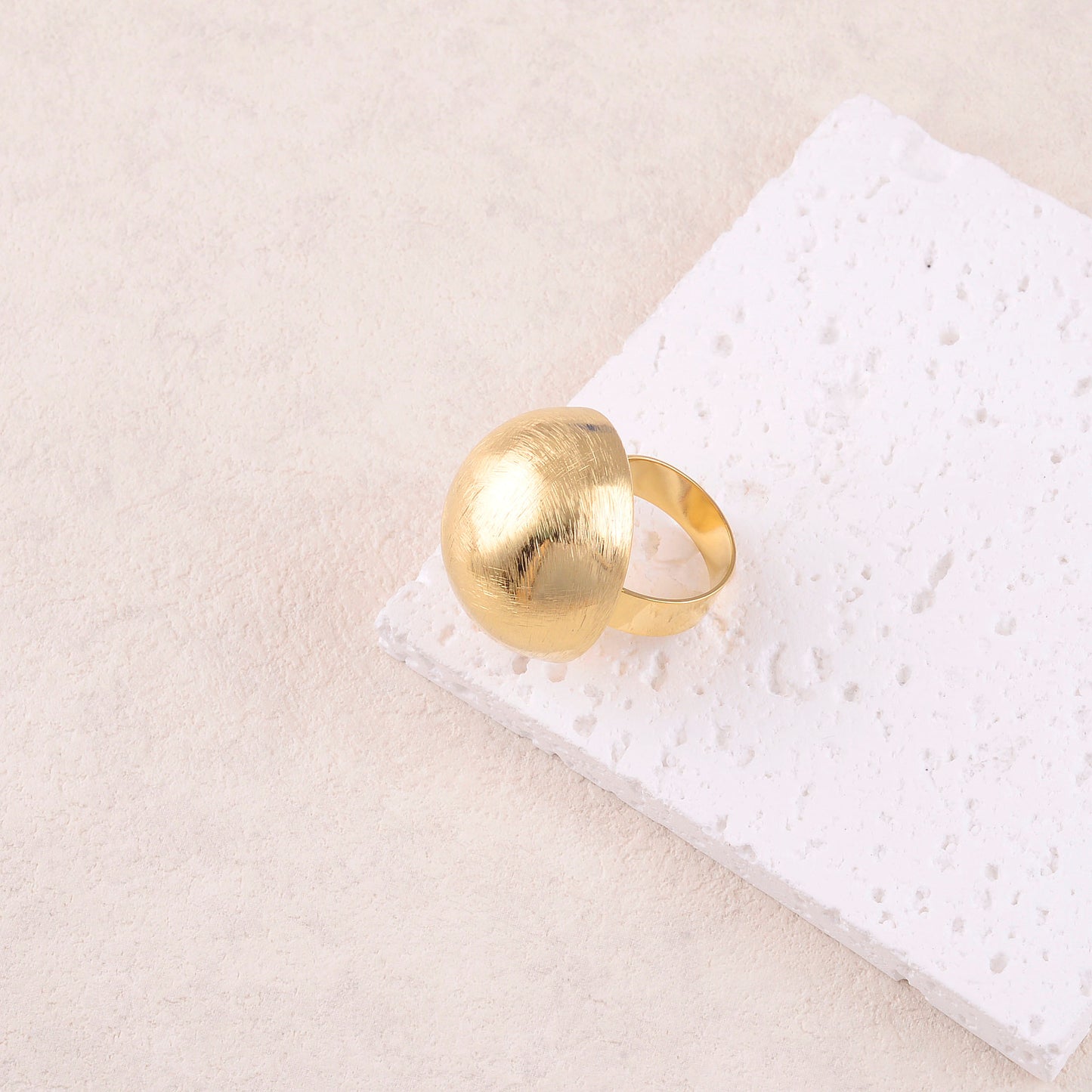 Bague avec grosse demi-boule effet brossé