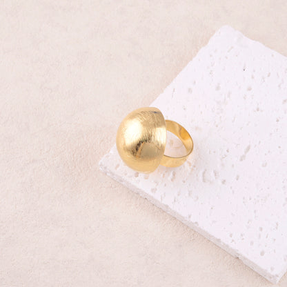 Bague avec grosse demi-boule effet brossé
