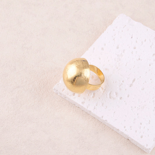 Bague avec grosse demi-boule effet brossé