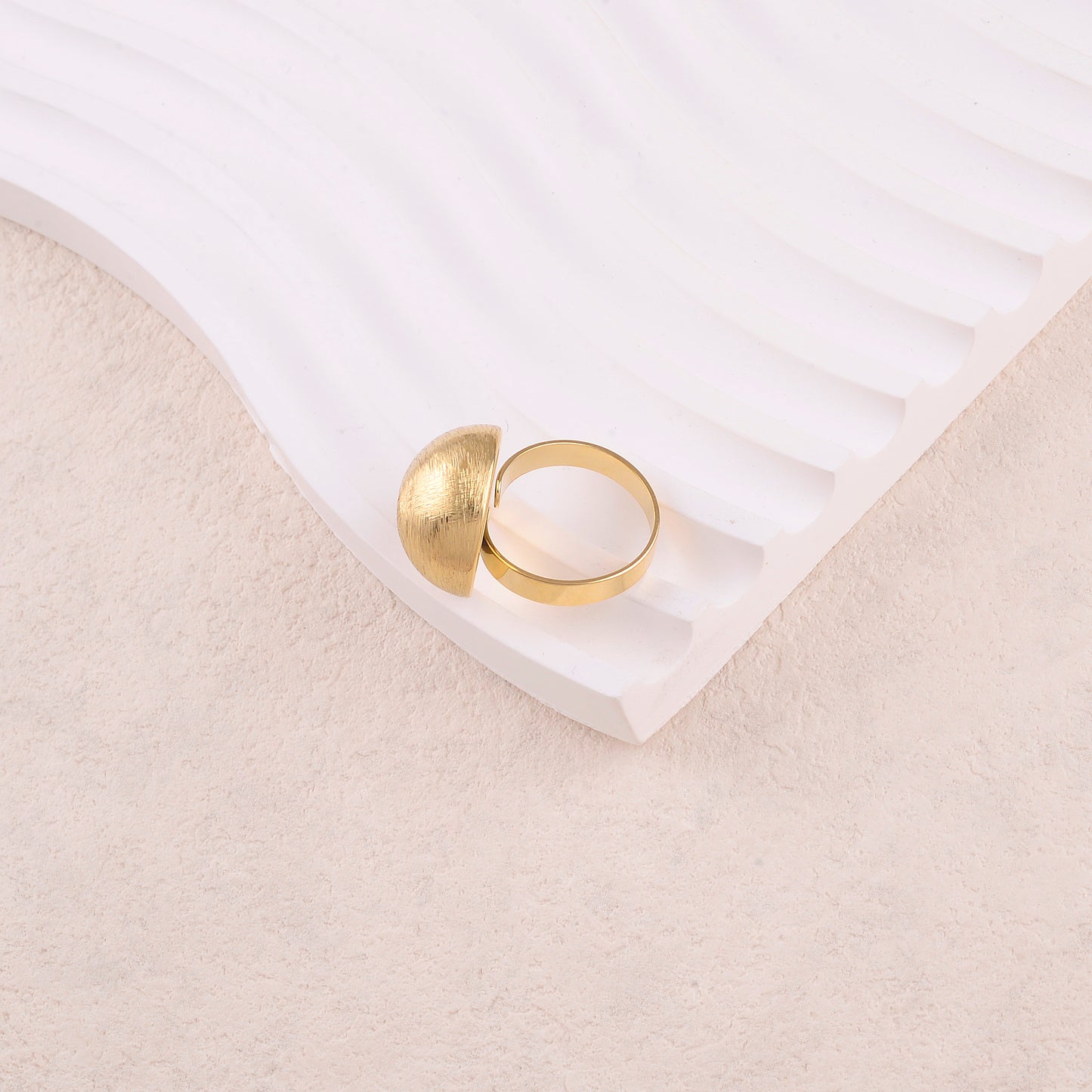 Bague avec moyenne demi-boule effet brossé