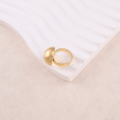 Bague avec moyenne demi-boule effet brossé