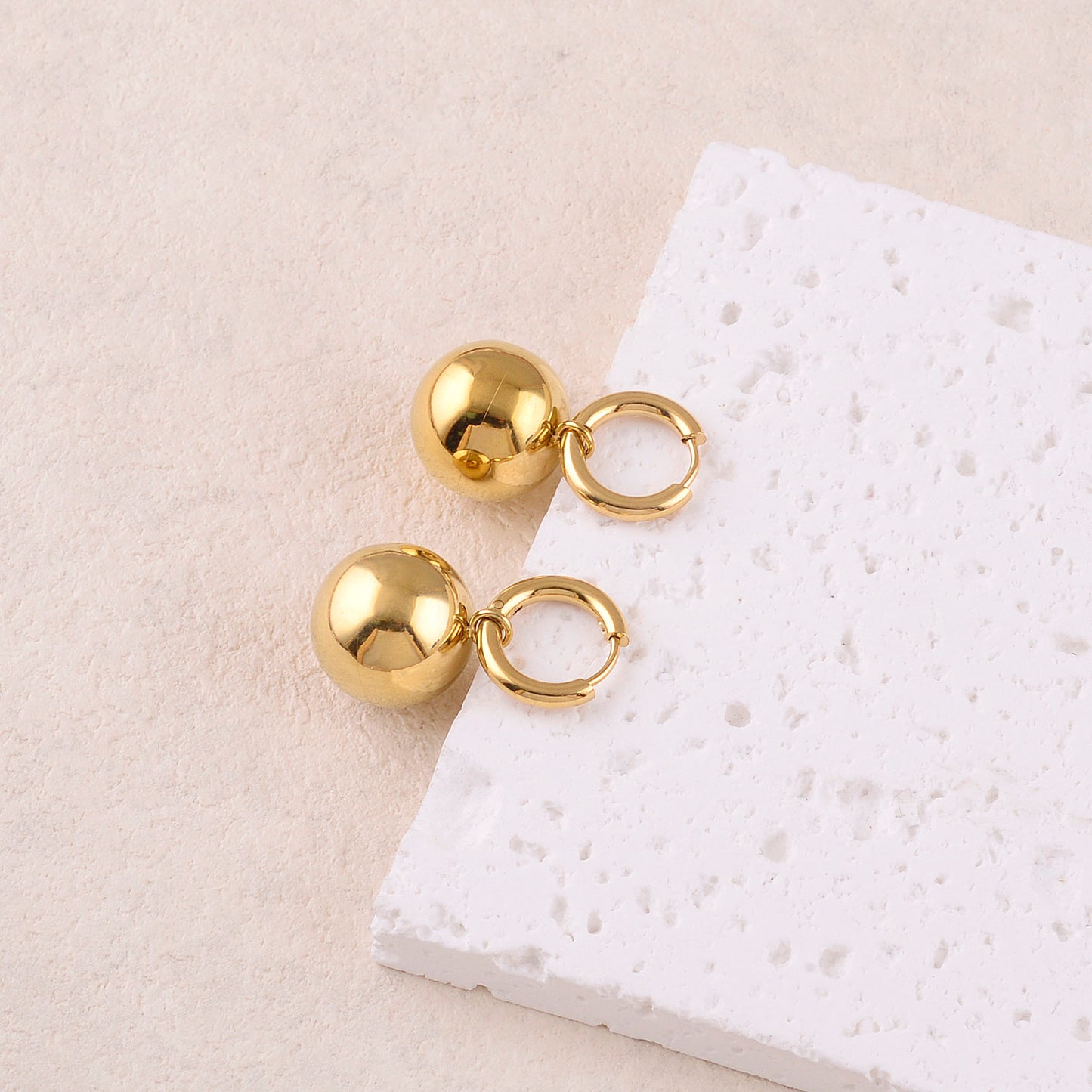 Créoles avec boule lisse, effet miroir 1,6 x 3 cm.