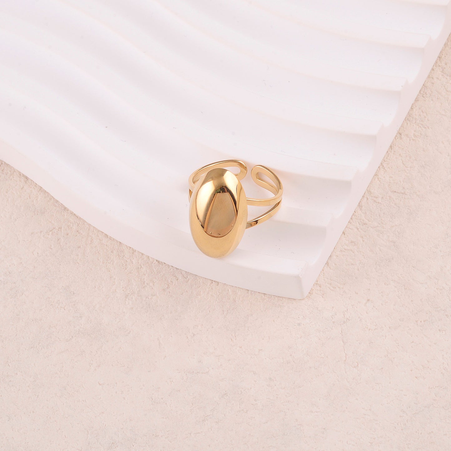 Bague avec petite pièce ovale lisse