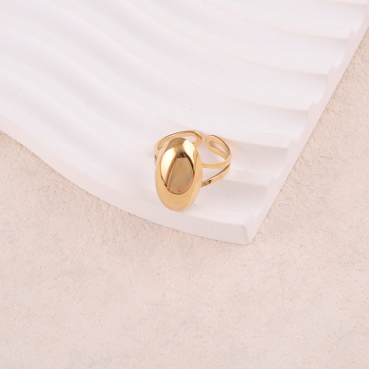 Bague avec petite pièce ovale lisse