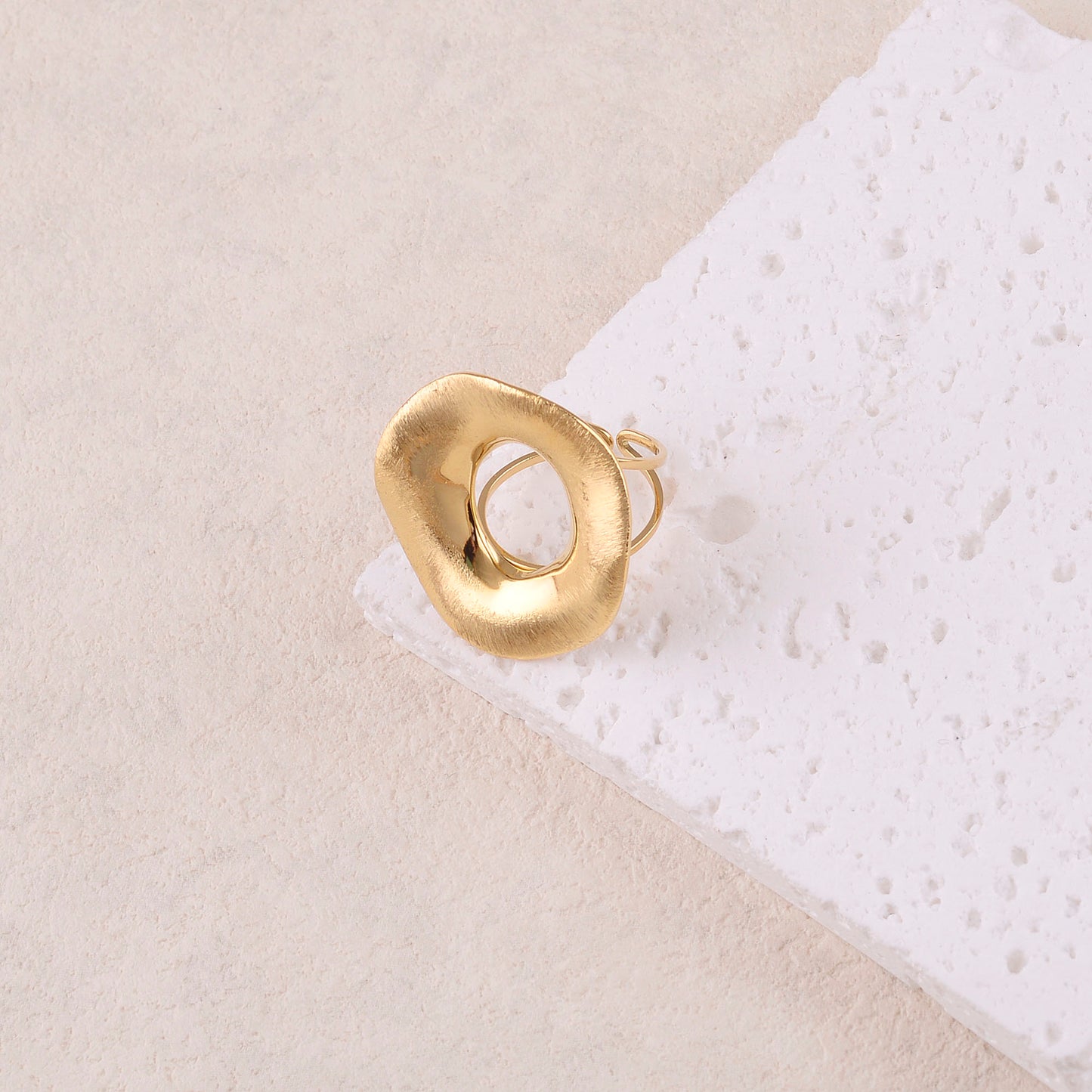 Bague avec pièce géométrique ajourée ondulée effet brossé