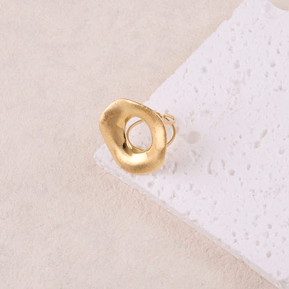 Bague avec pièce géométrique ajourée ondulée effet brossé