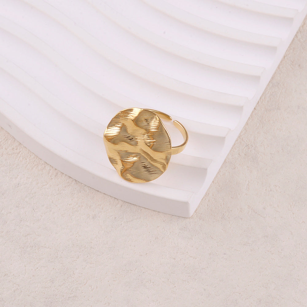 Bague avec pièce géometrique ondulée, effet brossé