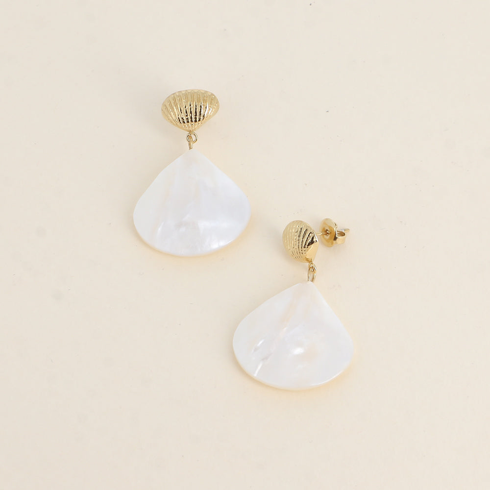 Boucles pendantes - coquillage texturé et pièce goutte nacrée 25x40 mm