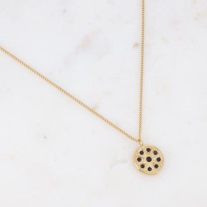 Collier sur chaîne composé d'un pendant rond avec un motif étoile orné de strass noirs 38+7 cm