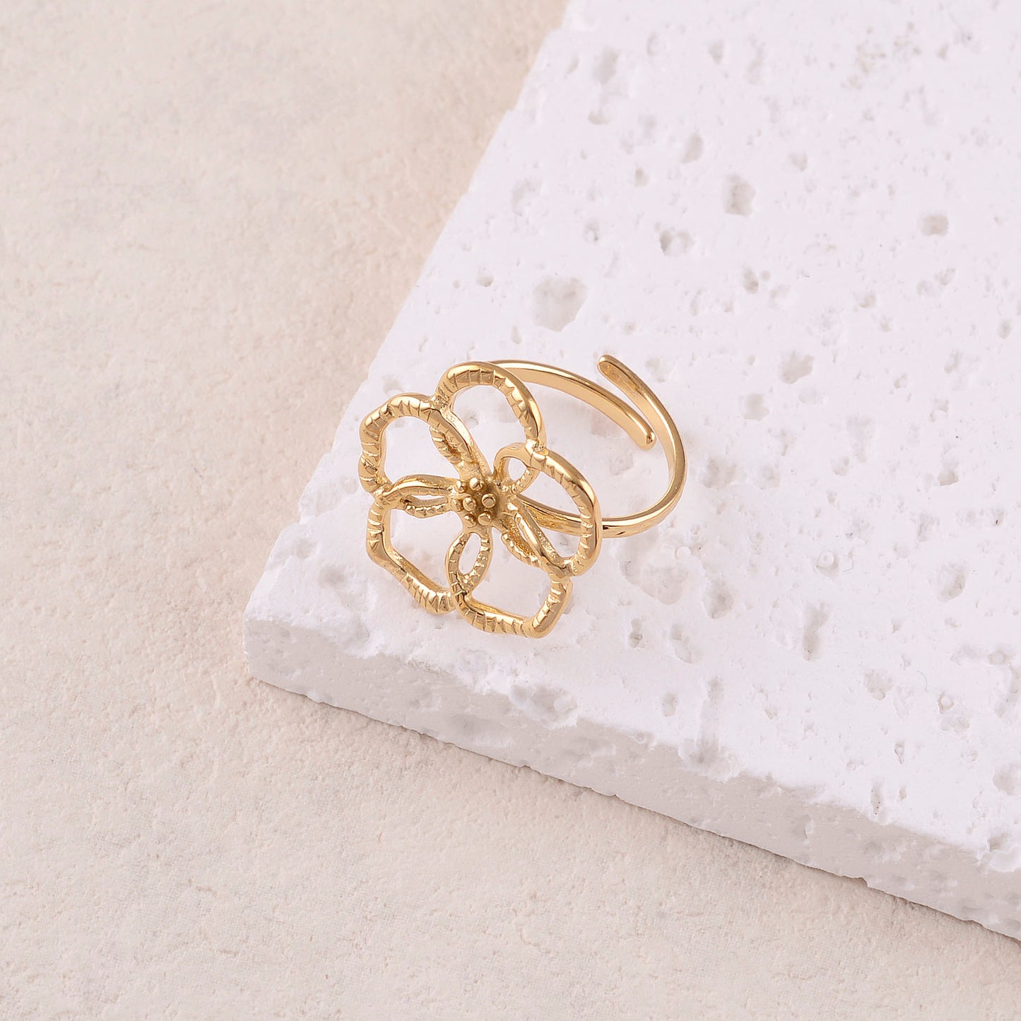 Bague fine avec fleur ajourée