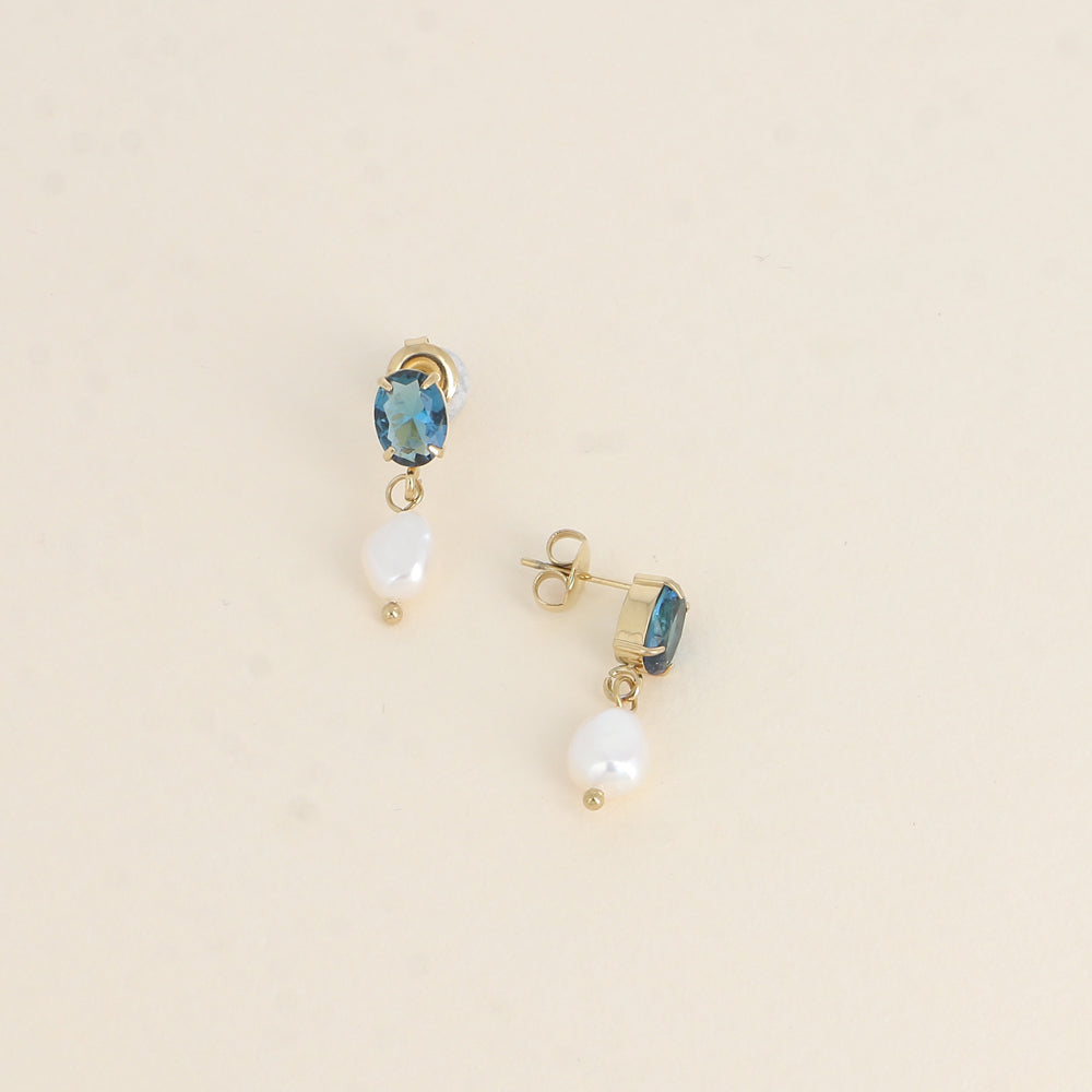 Boucles pendantes - cristal ovale bleu et perles d'eau douce - Dimensions de la boucle : 7 x 19 mm - Dimensions des cristaux : 6 x 8 mm