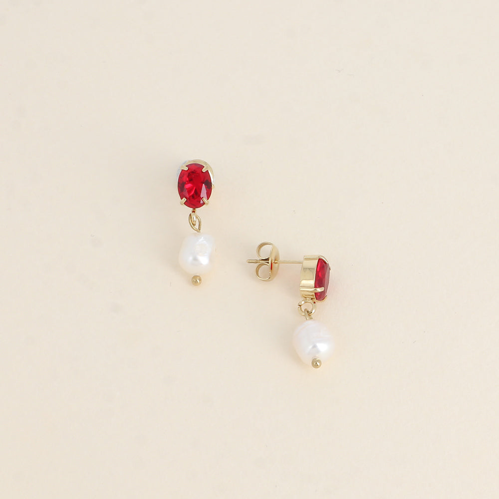 Boucles pendantes - cristal ovale rouge et perles d'eau douce - Dimensions de la boucle : 7 x 19 mm - Dimensions des cristaux : 6 x 8 mm