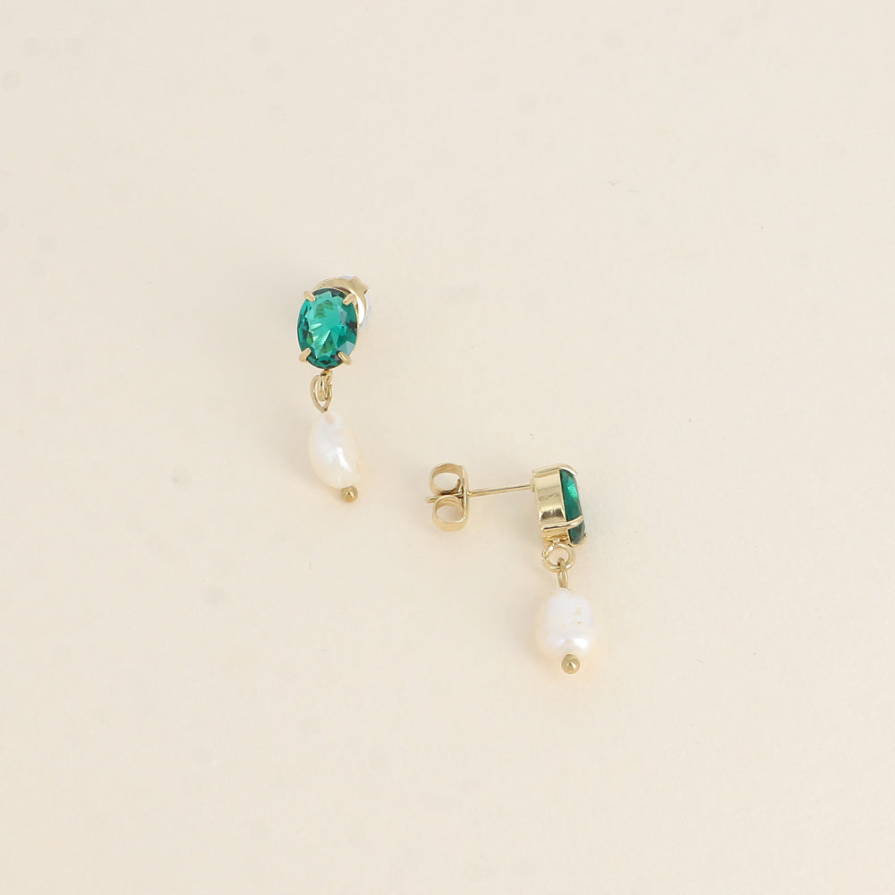 Boucles pendantes - cristal ovale vert et perles d'eau douce - Dimensions de la boucle : 7 x 19 mm - Dimensions des cristaux : 6 x 8 mm