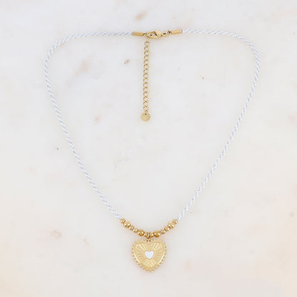 Collier sur cordon avec boules et pampille cœur émaillée