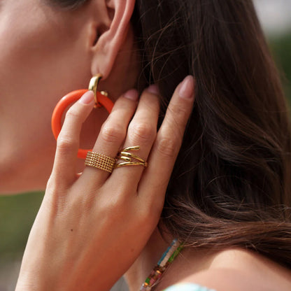 Bague avec des lignes graphiques