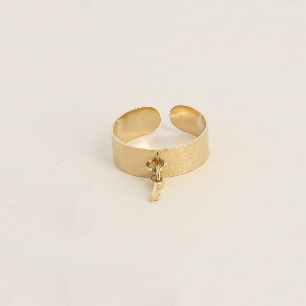 Bague - anneau martelé et pampille clef