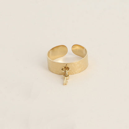 Bague - anneau martelé et pampille clef