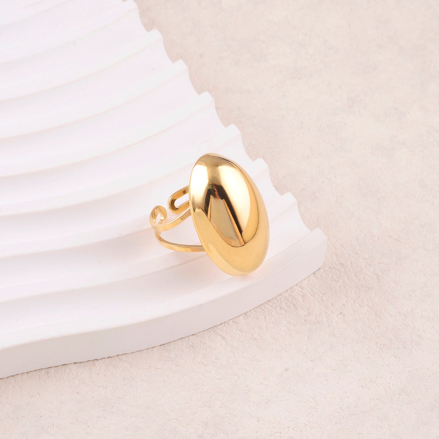 Bague avec moyenne pièce ovale lisse