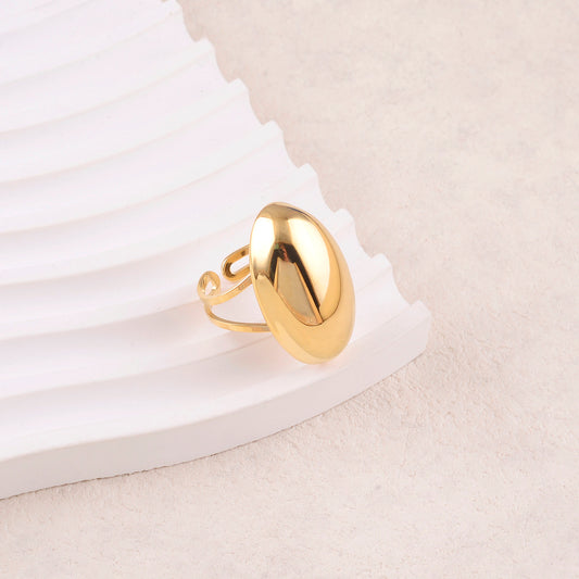 Bague avec moyenne pièce ovale lisse