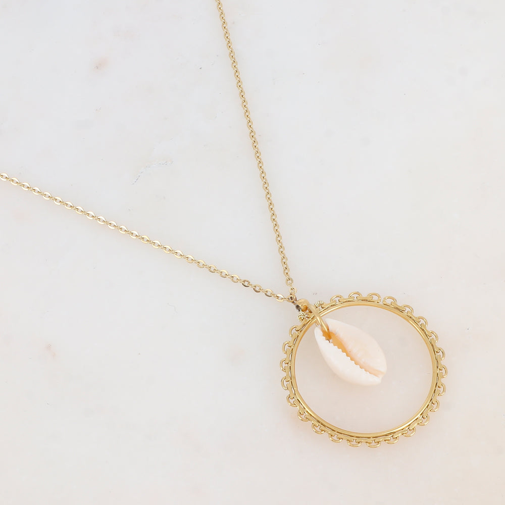 Collier avec anneau texturé et pendant cauri (55+5CM)